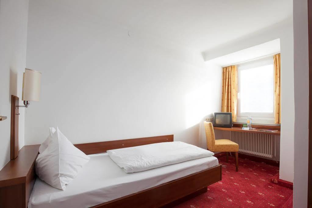 Keramikhotel Goldener Brunnen Gmunden Bagian luar foto