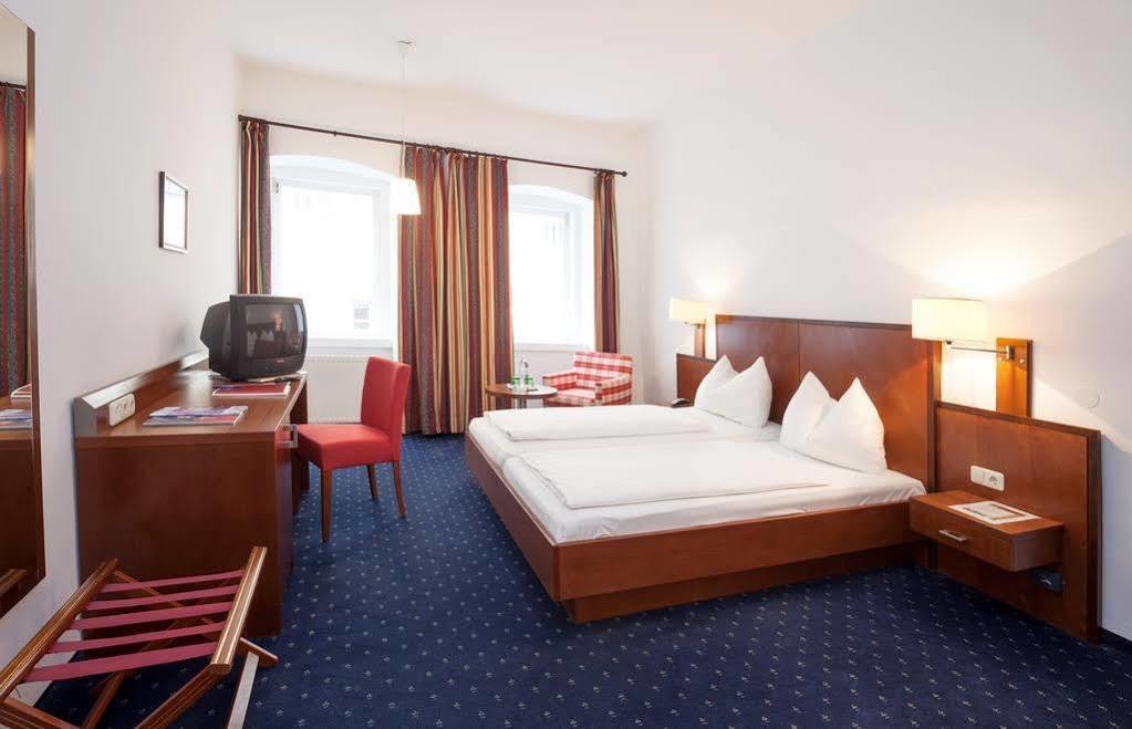 Keramikhotel Goldener Brunnen Gmunden Bagian luar foto