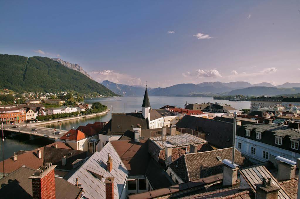 Keramikhotel Goldener Brunnen Gmunden Bagian luar foto