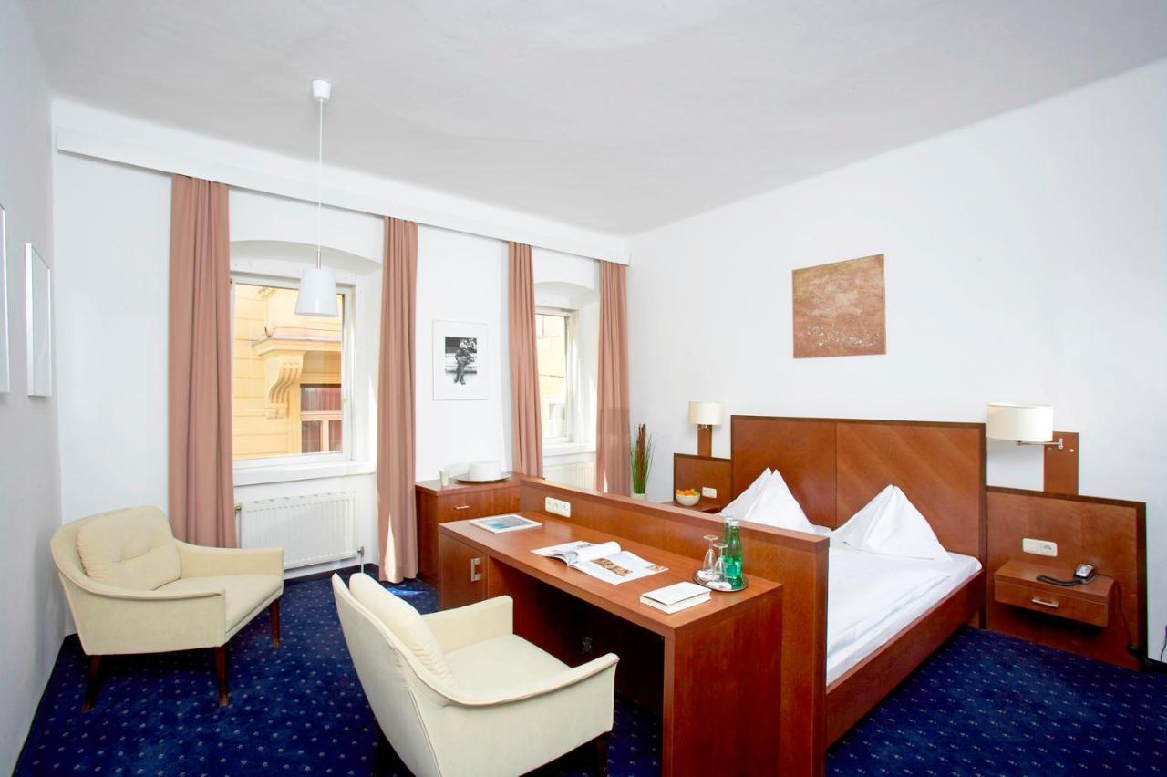Keramikhotel Goldener Brunnen Gmunden Ruang foto